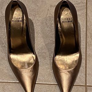 Gold leather steel heel fever pumps.